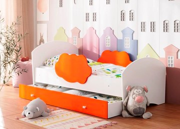 Детская кровать с бортиками Тучка с ящиком, корпус Белый, фасад Оранжевый в Кургане